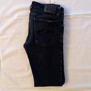 Nudie Jeans Slim Fit 32/34 - Hej! Säljer nu mina svart/blå Nudie Jeans i modellen ”Tight Long John”, med passformen slim fit. De sitter riktigt snyggt och är i storlek W32 L34. Ordinarie pris: 1600 kr. Hör av dig om du undrar något! 