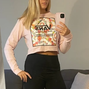Äkta Vans tröja i rosa! - Säljer en äkta Vans tröja i ljusrosa som är croppad. Perfekt för dig som gillar  märket Vans! Fint skick men behövs strykas så den blir slätt! 😊