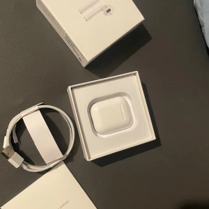 Apple AirPods HELT NYA - Säljer ett par Apple AirPods (2nd Gen) i nyskick! Fick dessa i present av en släkting så är inte helt 100 på att de är äkta därav priset! Har testat dem en gång och allt verkar fungera som det ska 