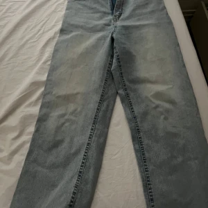 Ljusblå jeans från Lindex Vanja 170 - Säljer ett par ljusblå jeans från Lindex, modell Vanja i storlek 170. Jeansen har klassisk femficksdesign och raka ben. Perfekta för dig som gillar en enkel och clean look. Tillverkade i mjukt denimtyg för skön känsla hela dagen.