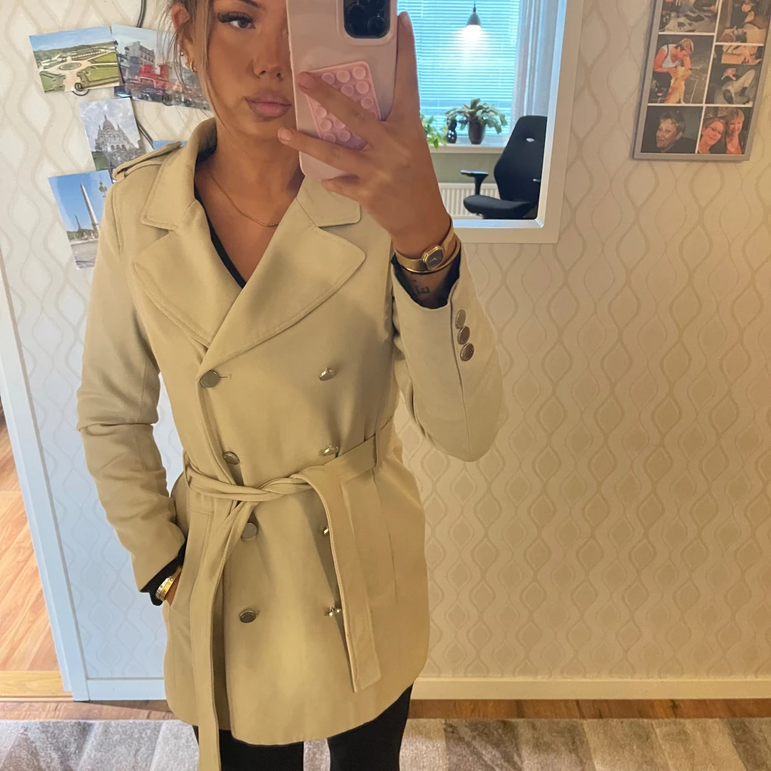 Beige trenchcoat med bälte och knappar