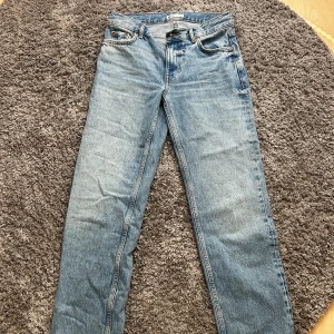 Gina Tricot low waist straight leg jeans - Low waist jeans från Gina Tricot i storlek 34, helt nya!!