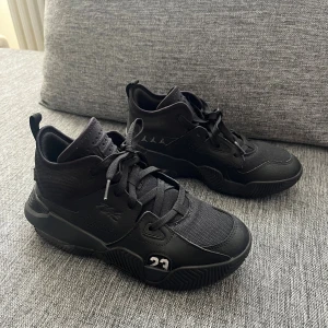 JORDAN Stay Loyal 2 Black Anthracite - Säljer ett par helsvarta Jordan sneakers. Skorna har inte använts så mycket altså typ ny skick. Perfekta för dig som gillar sportig och basket. 