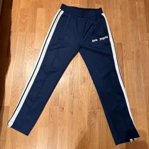 Palm Angels byxor - Hej! Säljer nu mina mörkblåa Palm Angels byxor. Har knappt använt dem, och dem är i ett mycket bra skick. Skriv till mig om ni vill ha flera bilder. OBS! PRISET KAN DISKUTERAS.