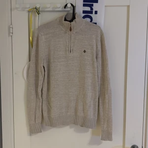 Beige stickad half zip från Morris - Snygg beige stickad tröja sitter väldigt fint o slim fit passar s. från Morris med ribbad krage och half zip-dragkedja. Tröjan har lång ärm, diskret logga på bröstet och ribbade muddar. Perfekt för lager-på-lager och chill stil.