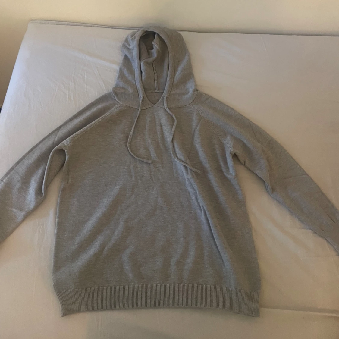 Grå hoodie med huva(cashmere) och snörning