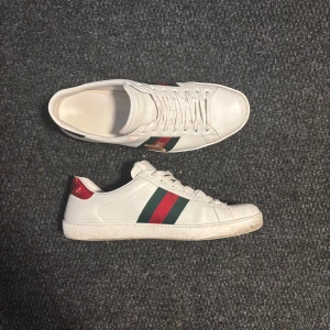 Gucci Ace sneakers - Säljer dessa sjukt snygga och eftertraktade Gucci ace skorna i riktigt bra skick proportionerligt till priset. Gucci box och kuvert kommer med. Priset är ej hugget i sten.
