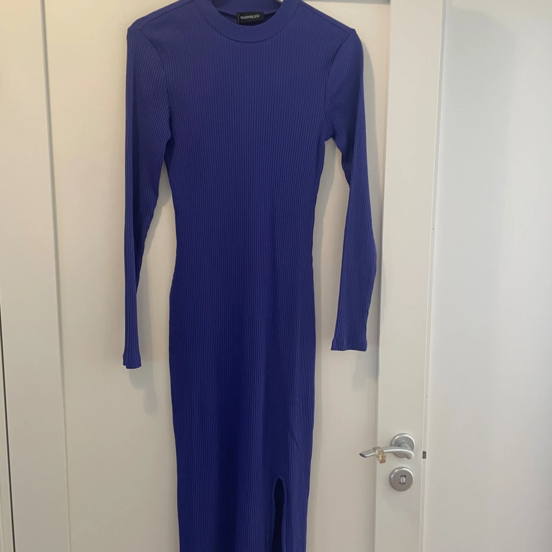 Blå ribbad långklänning från Even&Odd