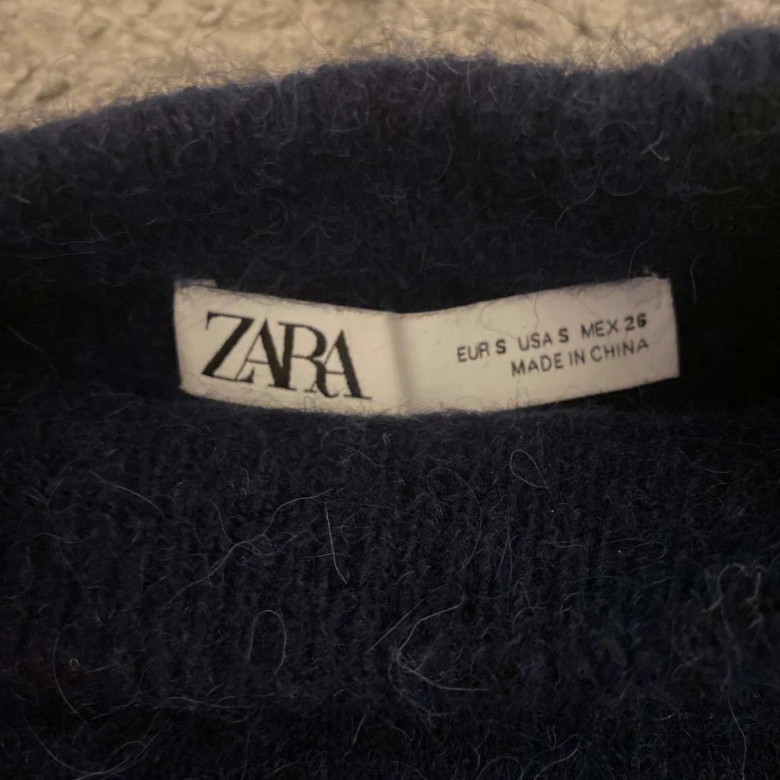 Mörkblå stickad tröja - 2