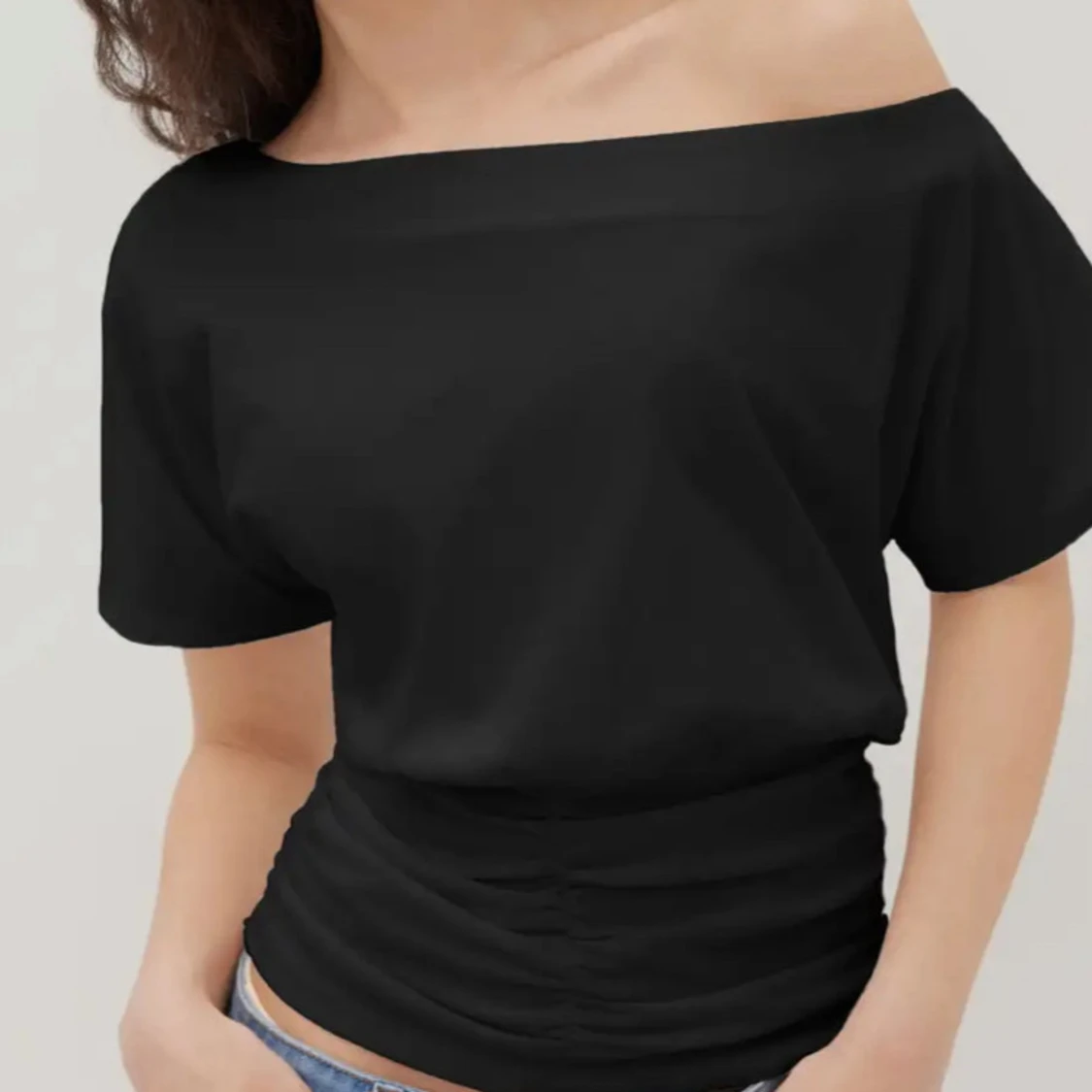 Svart offshoulder topp med rynkad midja - 1