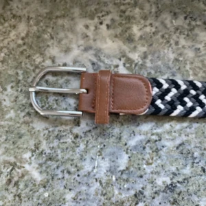 Flätat svartvitt bälte med läderdetaljer - Snyggt flätat bälte i svart, vitt och grått 95cm 