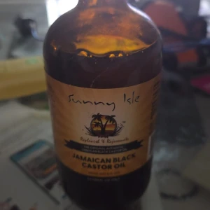 Sunny Isle Jamaican Black Castor Oil - Sunny Isle Jamaican Black Castor Oil, 236 ml. och används ofta för att boosta ögonfransar och bryn. Perfekt för dig som vill ha fylligare fransar eller bryn med naturliga ingredienser.