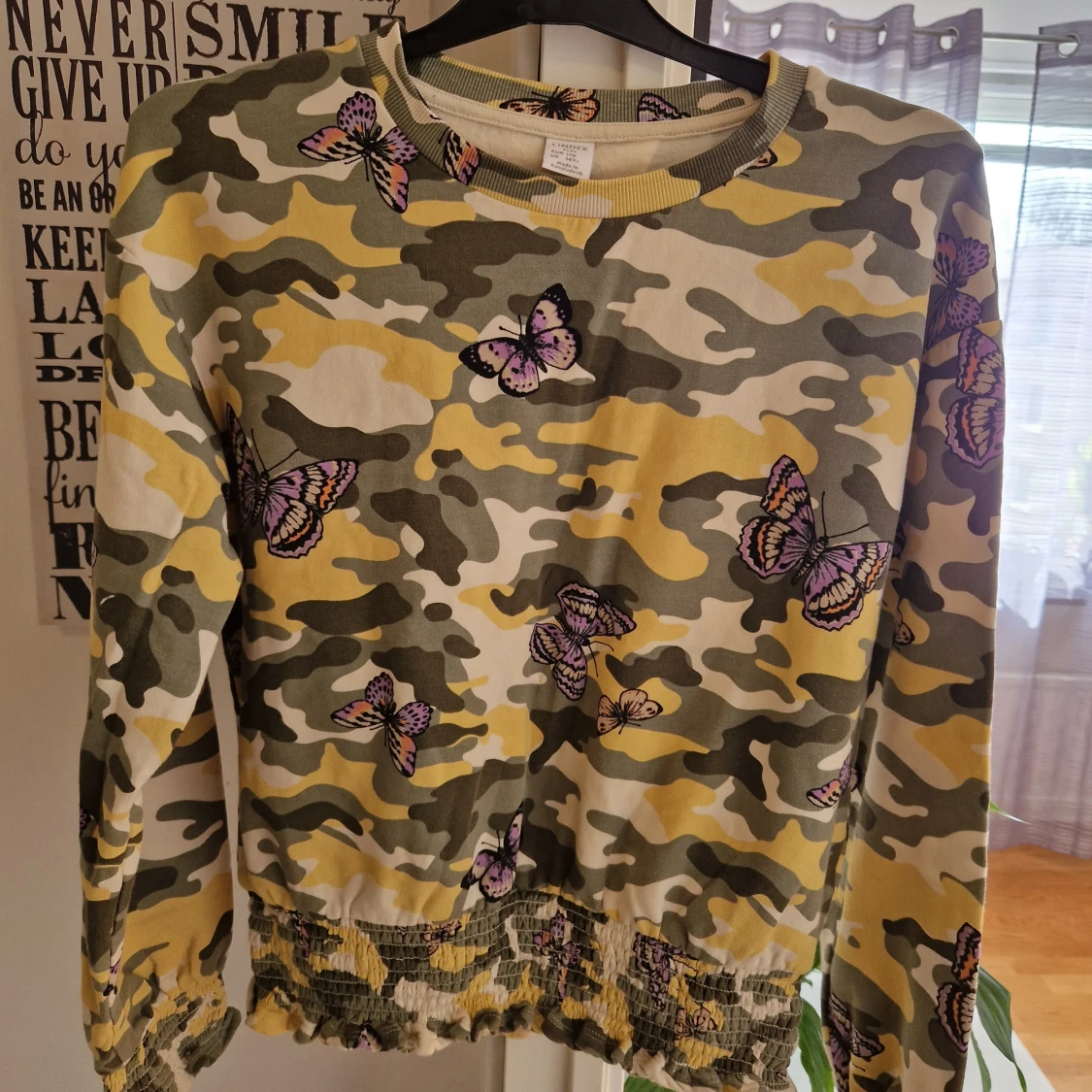 Camouflage tröja med fjärilar Lindex