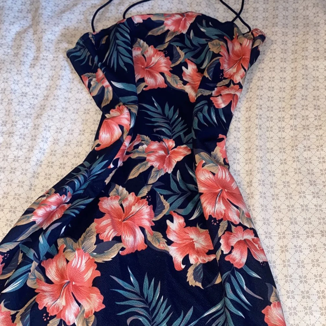 Blommig marinblå kortklänning