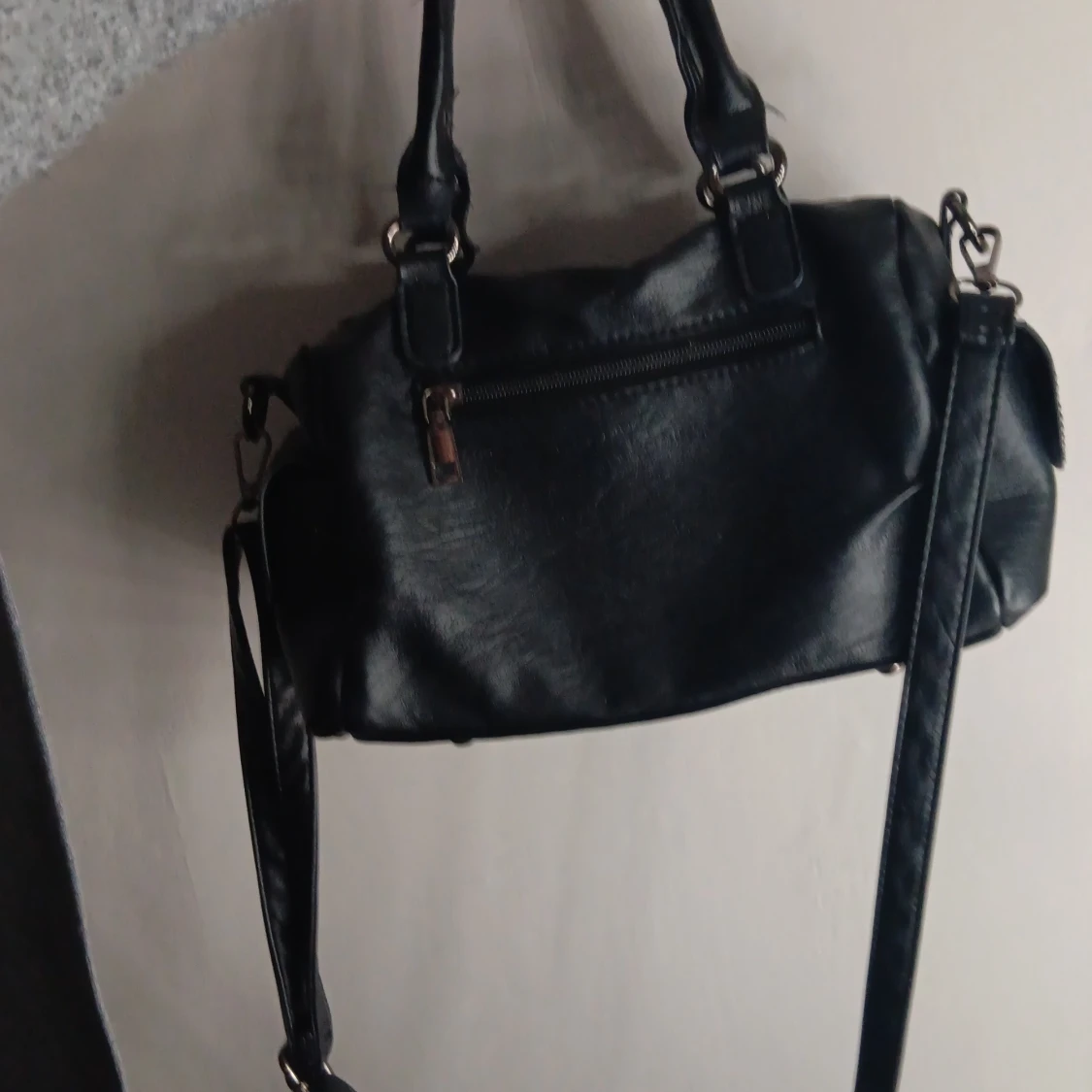 Svart axelväska med spännen - 1