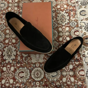 Loro Piana Summer Walk - Hej, Säljer nu mina extremt fina, sköna och eftertraktade Summer Walk loafers från märket Loro Piana. Skorna är i mycket fint skick och passar perfekt nu till hösten. De är köpta på en secondhand i Italien kan därför inte garantera äktehet.🙌