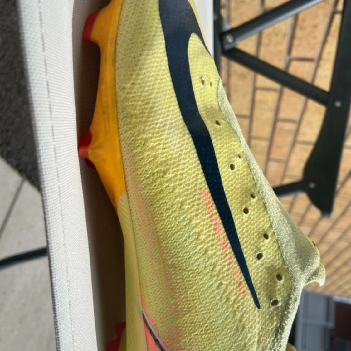 Gula Nike fotbollsskor med svart swoosh - 1