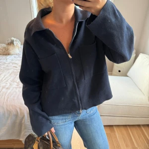 Mörkblå ulljacka med dragkedja❣️❣️ - Slutsåld på hemsidan ❣️❣️