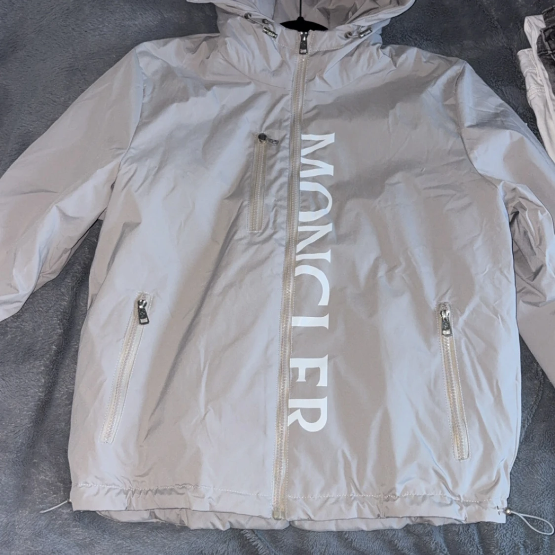Grå vindjacka från Moncler