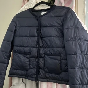 jacka - jacka ifrån ginatricot i storlek 146-152. 