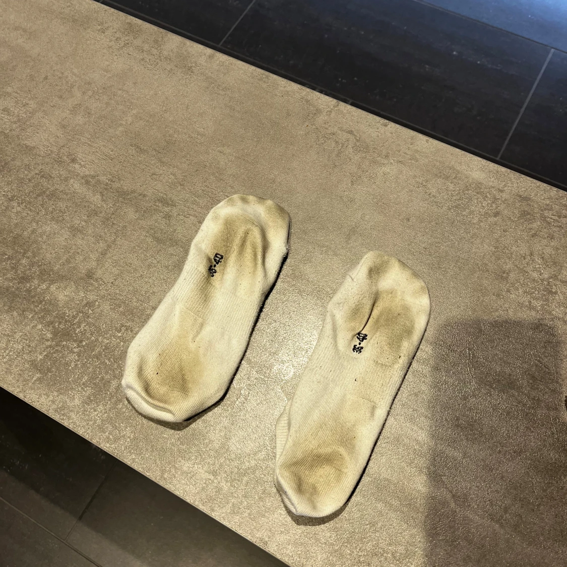 Använda vita ankelstrumpor