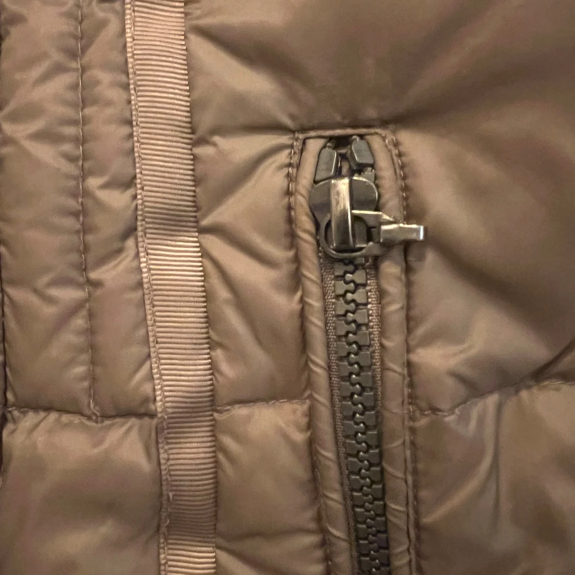 Beige lång dunjacka från Junge, stl M - 4