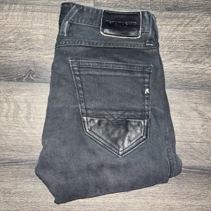 Replay Anbass  - Svarta Replay Anbass jeans med skinny fit och snygga detaljer i skinn på bakfickan. Klassisk femficksmodell med dragkedja och knapp. Jeansen är tillverkade i stretchig bomullsblandning för extra komfort och har en stilren look som passar till allt. Midja 38cm, längd 101cm. Ifall det inte finns någon bild i annonsen där jag bär plaggen jag säljer så är det för att jag ej kan ha storleken heller passformen, så kolla måtten för storlek och googla på modellnamnet för passform 😉s2