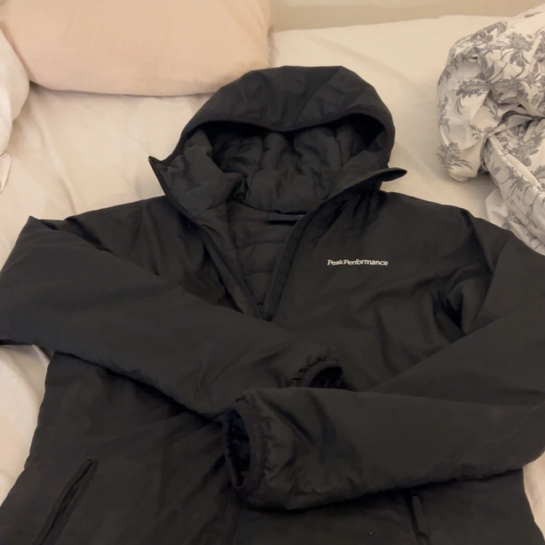 Svart Peak Performance pufferjacka