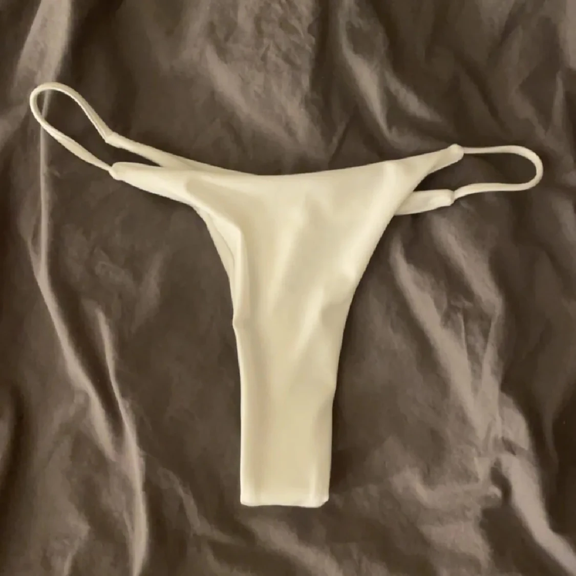 Vit bikiniunderdel med smala band