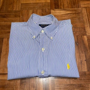 Ralph lauren skjorta - Ralph lauren skjorta, storlek xs, mycket bra skick inga defekter.