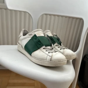 Valentino Open sneakers vit/grön - Valentino skor i strlk 42 
