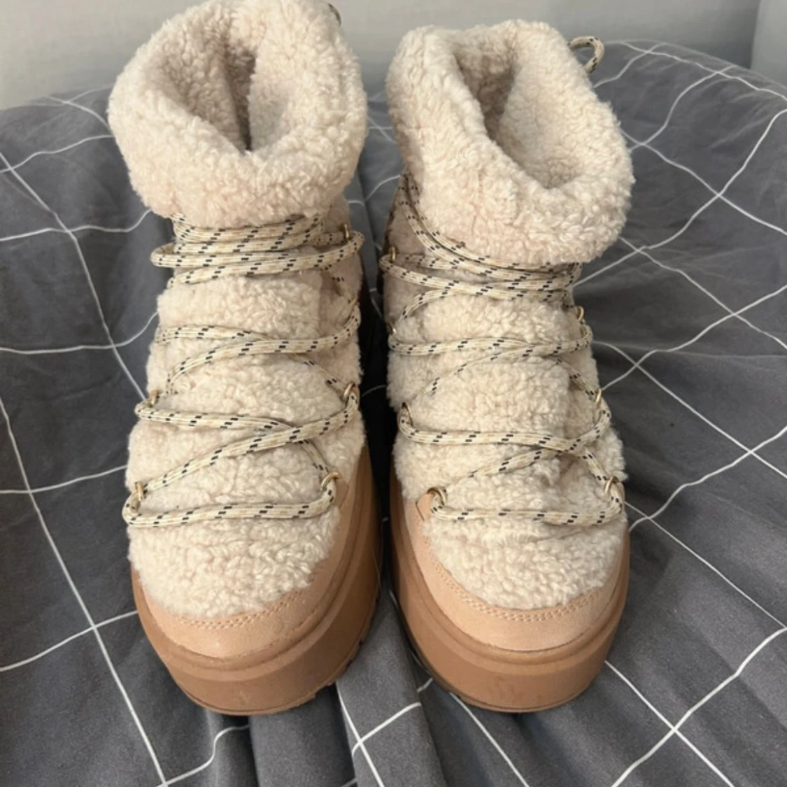 Beiga moon boots från Bershka - 1