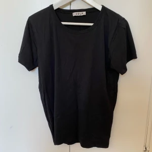 Svart lightweight t-shirt från CDLP - En stilren svart t-shirt från CDLP med klassisk rund hals och korta ärmar. Använd men I gott skick, hel och ren