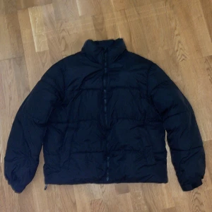 Dunjacka från Zara - Dunjacka från Zara, bra skick, finns ett litet hål på armen. Den är knappt synlig (Se bild 5). Nypris: 699kr