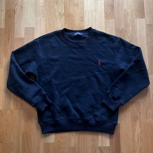 Polo Ralph Lauren - mörkblå tröja - Säljer en Polo Ralph Lauren tröja🙌🏻| Storlek M | Skick 9.5/10🔥| Skriv vid minsta fundering 💭 