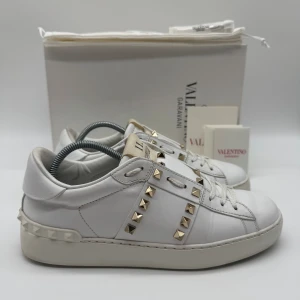 VALENTINO ROCKSTUD - Valentino rockstud - Skick: 9/10 - Storlek 38 - Tillbehör: Extra nitar - Nypris 7700kr - Hör av dig vid minsta fundering