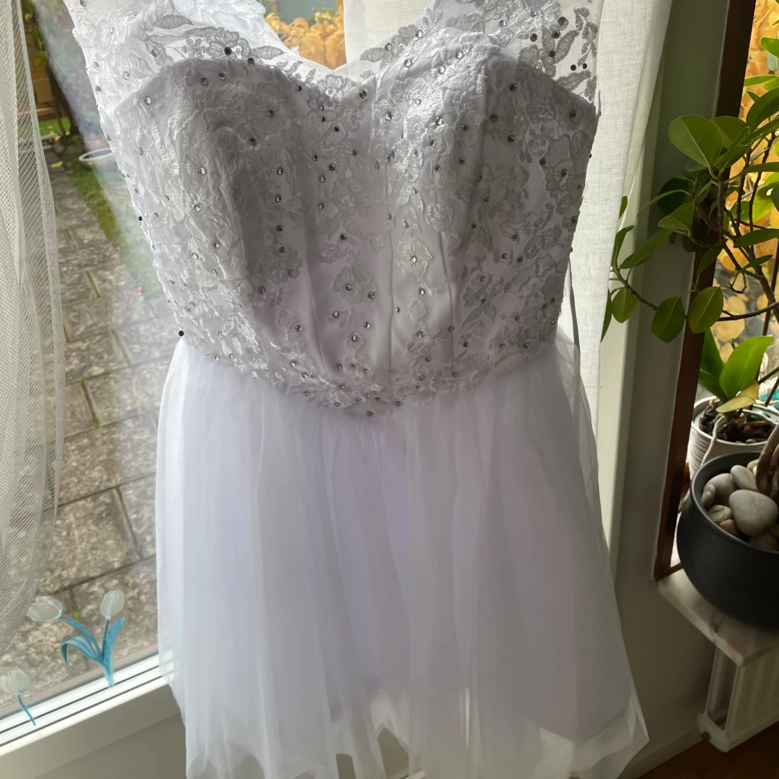 Vit kort klänning med spets och pärlor - 1