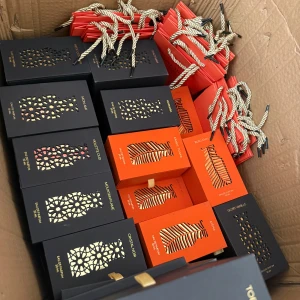 Känd parfymer  - Erba pura, Louis Vuitton, Montala, Aventus, Tom Ford, Xerjoff. Perfekt storlek på 50ml. Flera olika varianter finns, alla med unik design. Perfekt för dig som vill sticka ut med din doftsamling.