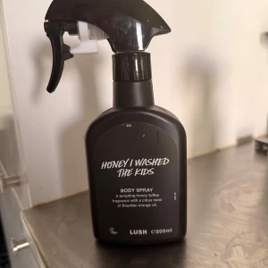 Honey I Washed The Kids spray - Body spray med frestande honey-toffee doft och en citrus-twist av brasiliansk apelsinolja. 