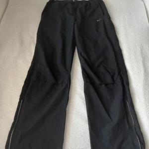 Vintage low waist Nike byxor - Snygga low waist byxor från Nike. Är i väldigt bra skick och i storlek XS. 