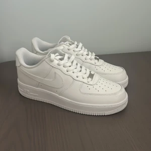 Nike Air force 1s  - Hej! Jag säljer ett par Nike Air Force 1 i storlek 42. Skorna är helt nya och har aldrig använts. Tveka inte att höra av dig om du har några frågor eller vill ha fler bilder.