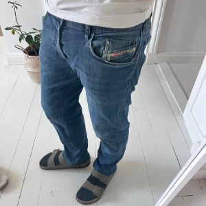 Diesel jeans waykee  - Sköna diesel jeans i storlek W33 L31 Slim. Mått A: 44 cm B: 110 cm. Inga större defekter! Modellen är 180 cm 75 kg. Kom med frågor ✌️