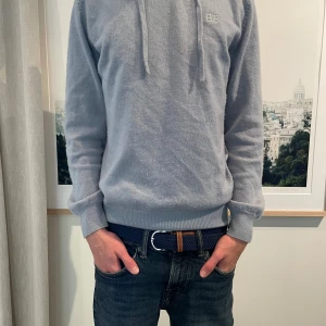 Kashmire hoddie bvaldi - Hej säljer nu min fetta kashmir hoddie från bvali i färgen ljusblå. Skick 9/10 och inga defekter eller skador på den, storleken är xs men passar även S .bara att höra av sig vid frågor eller annat. MVH 