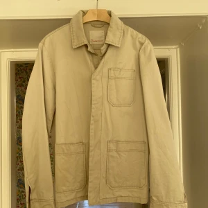 Cotton Knowledge Apparel overshirt - Beige overshirt i grymt skick. Sitter snyggt!