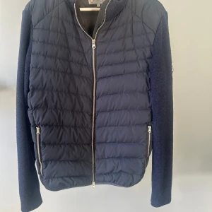 Lagency Cardigan  - Säljer höstens cardigan! Jackan är från Legancy i ett mycket bra skick. storlek L, passar M. Nypris på dessa ligger runt 3000+. Säljer nu för 1299. Dragkejdan kan ibland krångla lite med en, men går självklart att stänga (se bild)