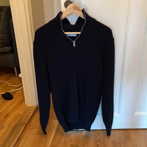 Mörk blå halfzip - Säljer nu denna sjukt snygga halfzipen ifrån Zara! Tröjan är mörkblå i storlek M. Tröjan är helt ny aldrig använd. Nypris runt 600kr mitt pris 299! Skriv vid minsta frågor eller funderingar! Pris går att diskuteras