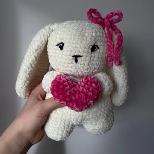 Virkad Kanin 🩷 - Supersöt virkad kanin i det mjukaste chenillegarnet som håller i ett hjärta med broderat ansikte och rosett kring örat 🌸   Kaninen är rejäl och ca 25cm hög  Virkad av mig 🥰  Perfekt som present till en liten   #virkad #kanin #gosedjur #chenille #handmade #jellycat