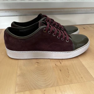 Lanvin captoe  - Snygga vinröda Lanvins med olivgröna detaljer i mycket bra skick. 🍁Skorna är i storlek UK9 som motsvarar 43/44. OBS, skorna är tvättade och ser ut som på första bilden, de andra bilderna är gamla.  Vid fler bilder eller frågor är det bara att höra av sig, och kom ihåg, alltid 14 dagars ångerrätt hos oss på Revalo🤝👟