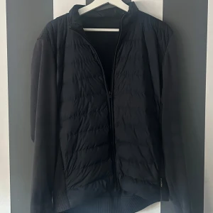 Woolrich Cardigan - Navy cardigan från Woolrich i storlek M. Perfekt för dig som gillar en clean look och vill ha något som funkar till många outfits.  Nypris 4.699kr, Ny skick inga defekter alls! Bara o höra av sig:) 