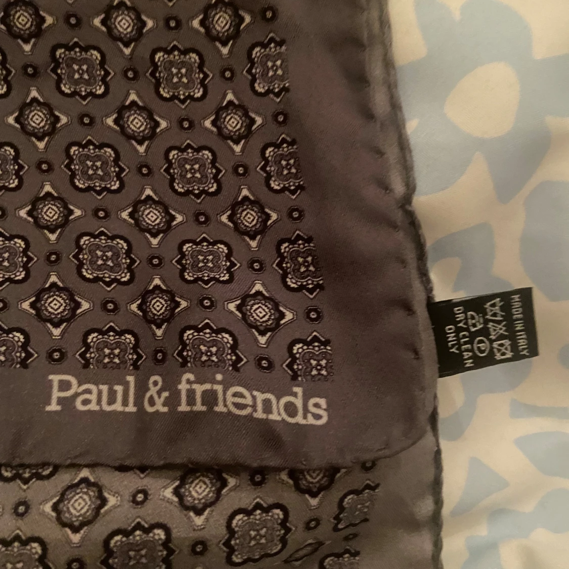 Mönstrad brun silkes halsduk Paul & Friends